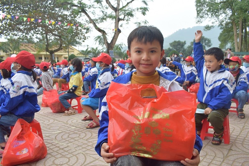Cập nhật hình ảnh Qũy Xã hội Phan Anh trao quà tại 2 điểm: Trường Tiểu học Tân Hương và Trường Tiểu học Đức Lạng thuộc huyện Đức Thọ, tỉnh Hà Tĩnh.